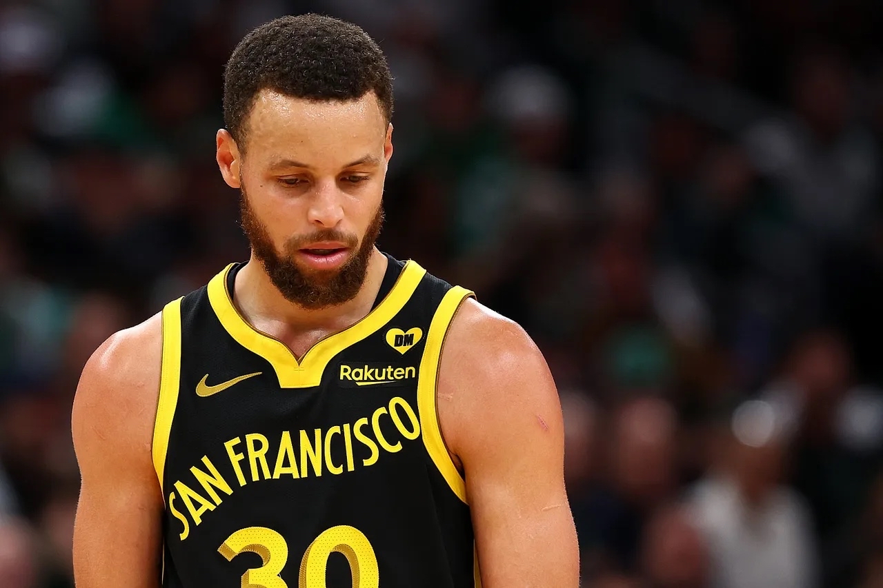 鹈鹕横扫菲律宾男篮,库里统治全场 鹈鹕横扫菲律宾男篮,库里统治全场