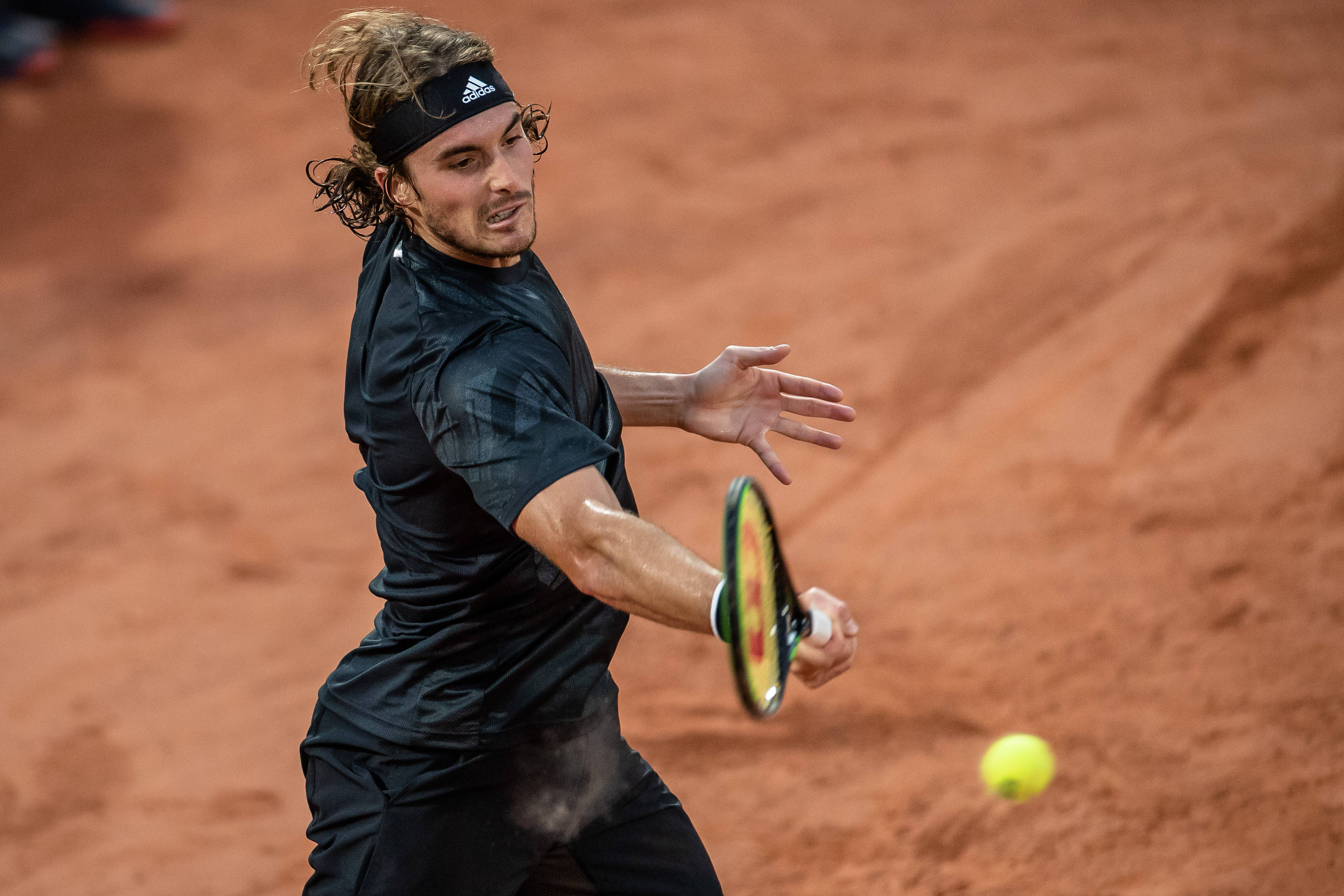 法国网球队险胜英国网球队,西西帕斯绝境逆转 法国网球队险胜英国网球队,西西帕斯绝境逆转