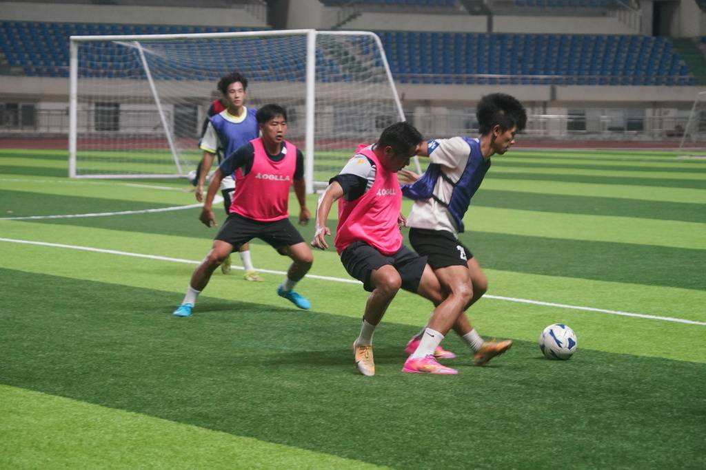 全力以赴,足球队员们积极备战! 全力以赴,足球队员们积极备战!