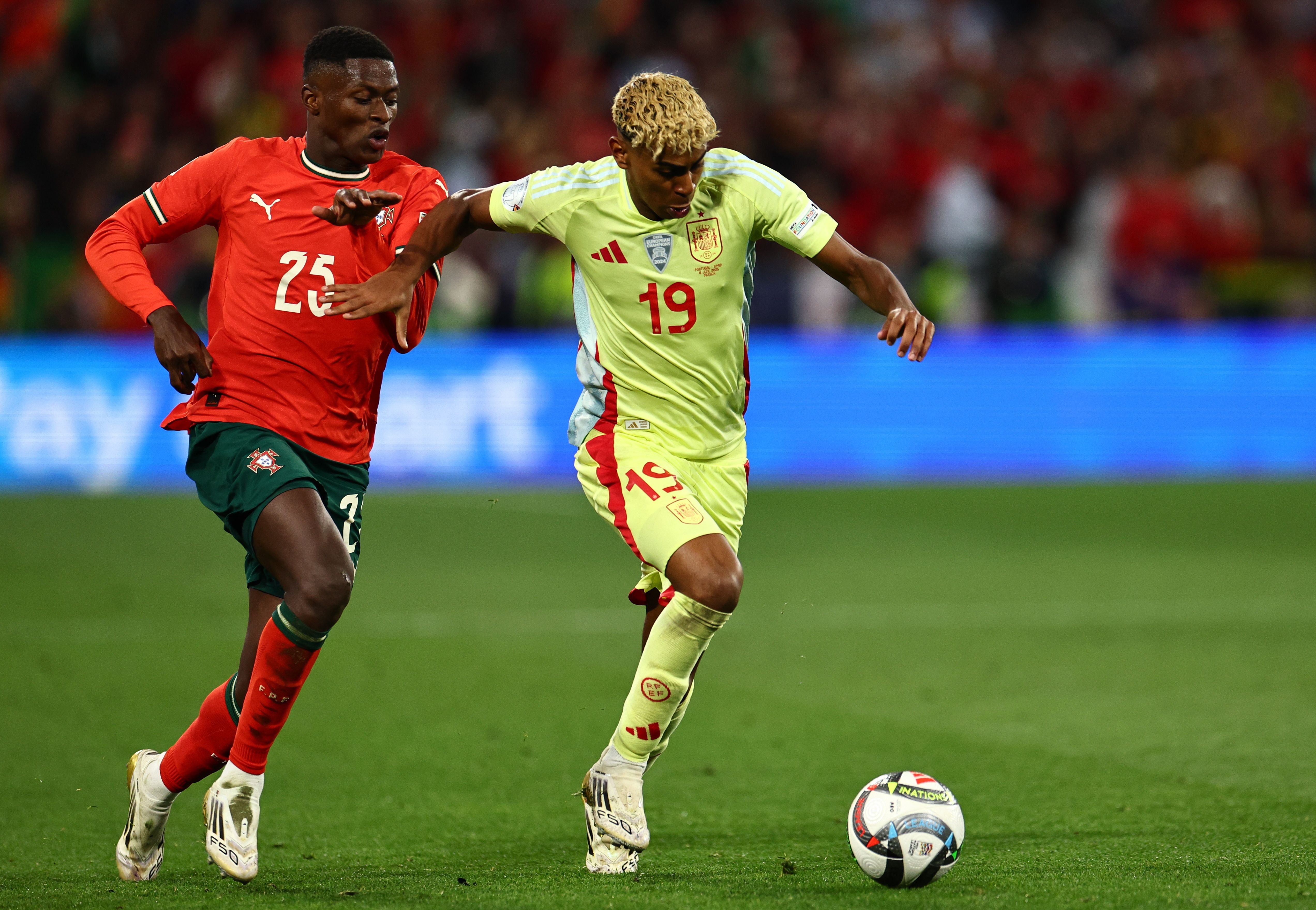 关于葡萄牙队在比赛中发挥出色,取得惊人的胜利的信息 关于葡萄牙队在比赛中发挥出色,取得惊人的胜利的信息