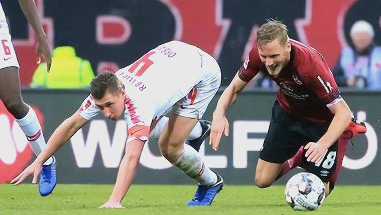 包含方便生活！柏林赫塔球员助球队战胜强敌的词条