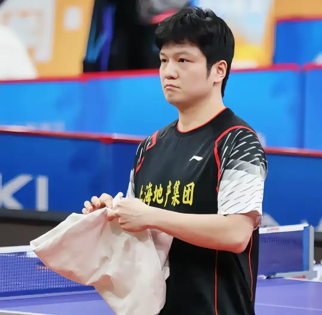 比赛中球员们冷静应对,保持良好状态 比赛中球员们冷静应对,保持良好状态