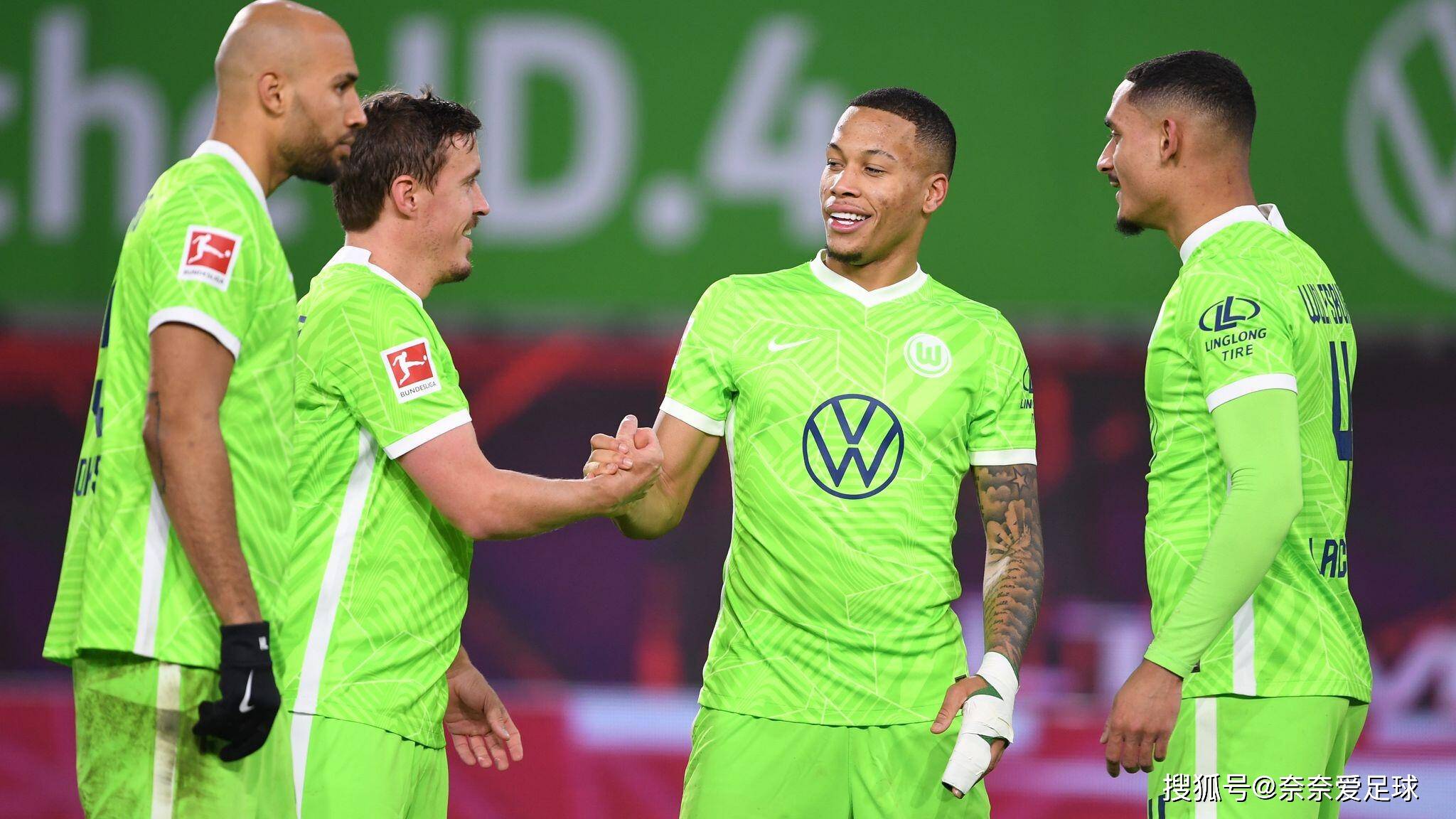 沃尔夫斯堡球员展示团结合作精神的简单介绍