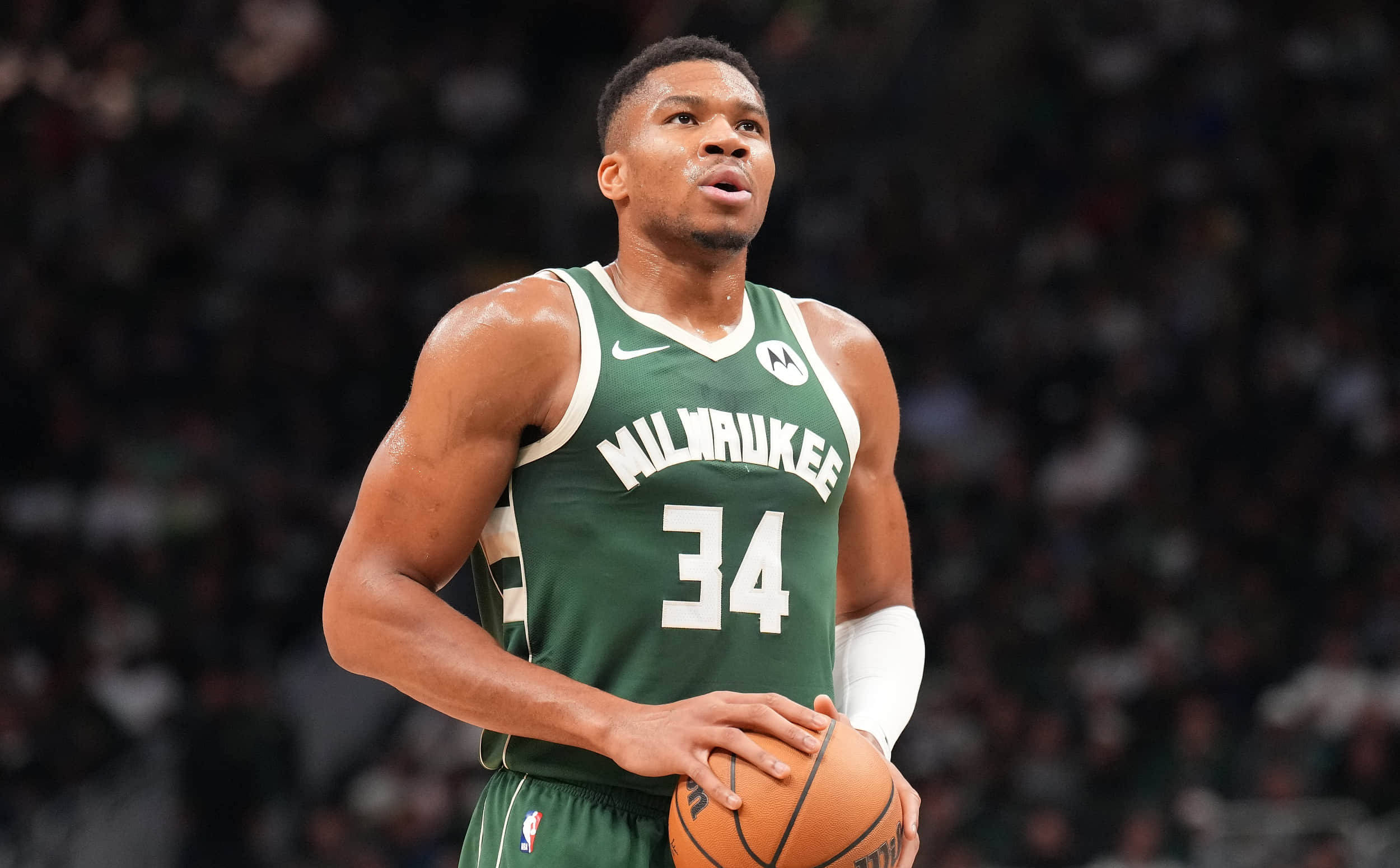 包含雄鹿全队高效攻防，取得四连胜的词条