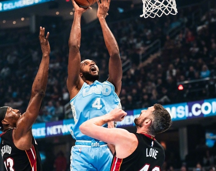 开云体育下载-热门球队不敌劲敌，遭遇失利