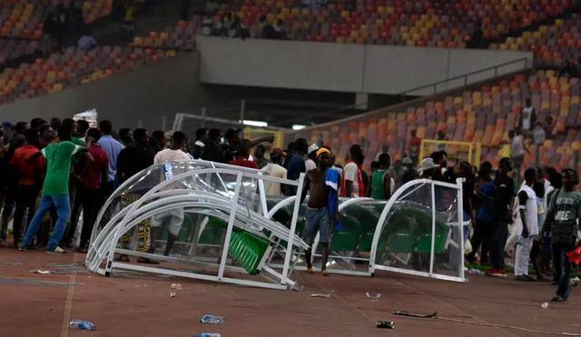 澳超联赛暴动现场，球迷骚乱影响比赛进行的简单介绍