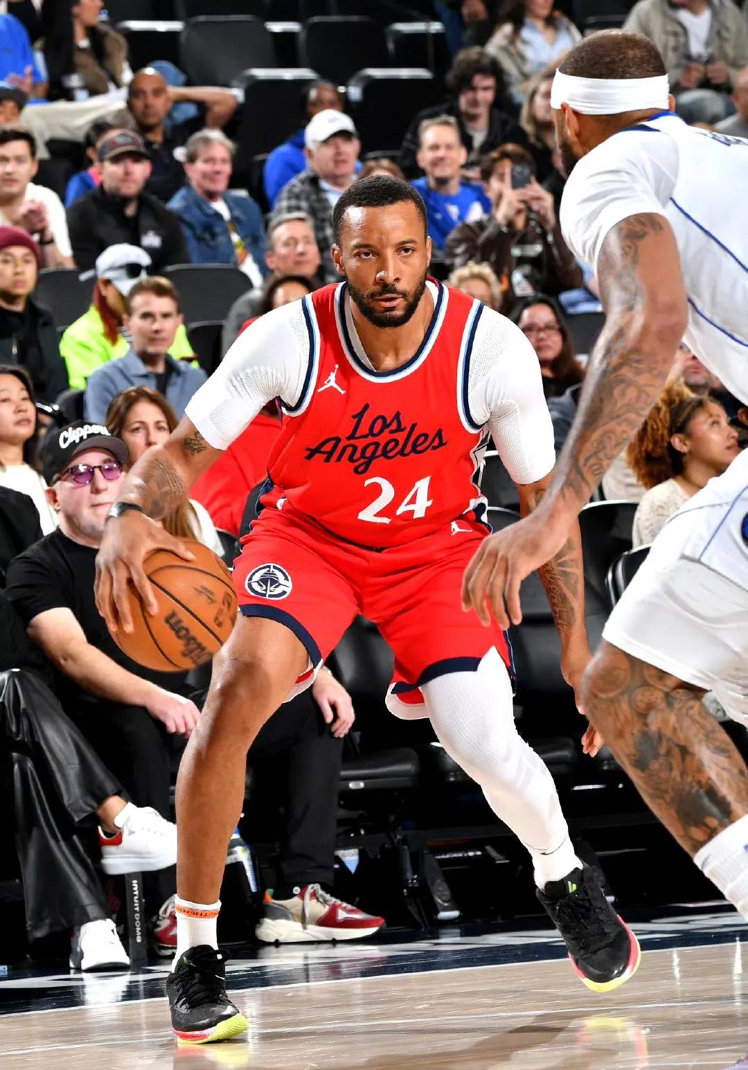 包含独行侠鏖战76人，利拉德统治全场的词条