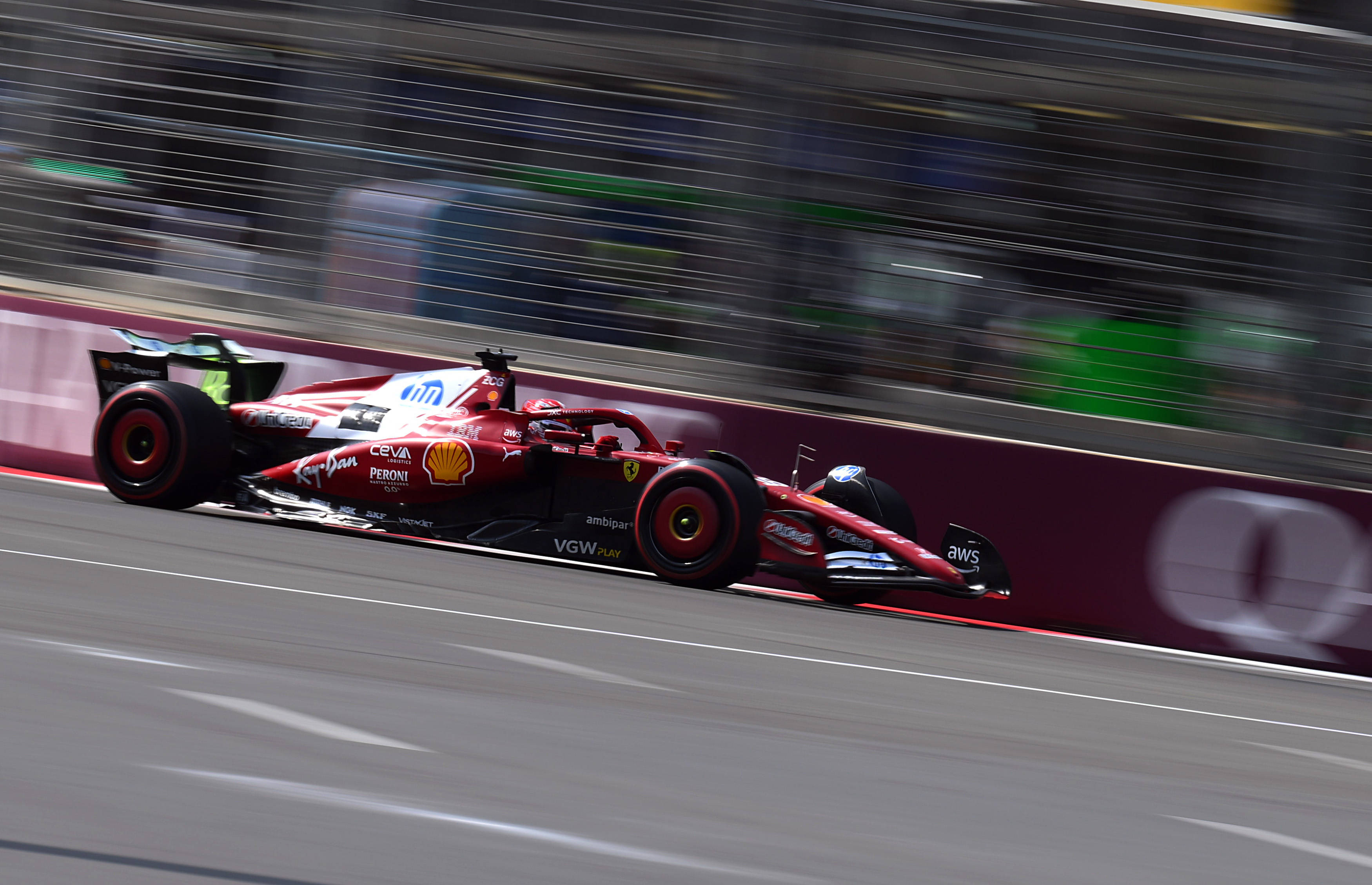 包含迈凯伦横扫红牛二队，汉密尔顿关键制胜的词条