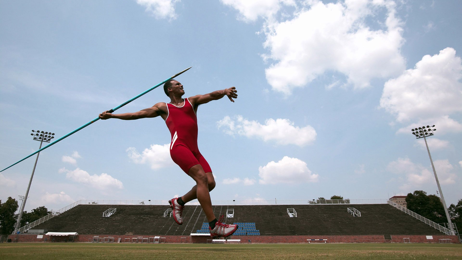 当碾压成为艺术，阿尔瓦雷斯点燃赛场背后的美式体育哲学启示