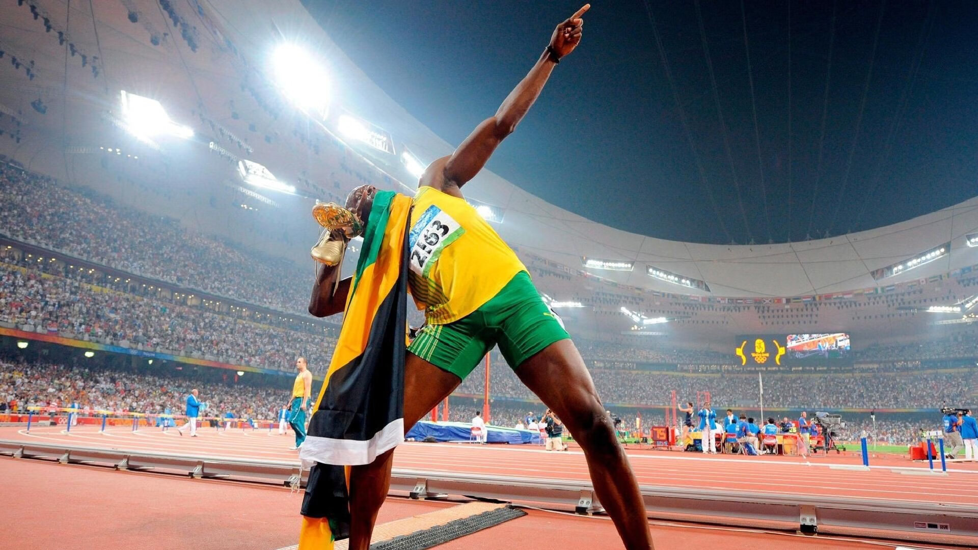 赛道上的双重奏鸣，塞恩斯统治全场，阿斯顿马丁绝杀红牛二队